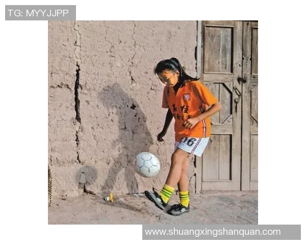 女孩心中的足球梦与她最爱的明星球员之间的甜蜜故事