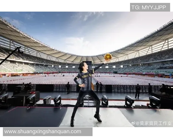 足球场上的歌声与魅力很像莫文蔚的明星球员风采