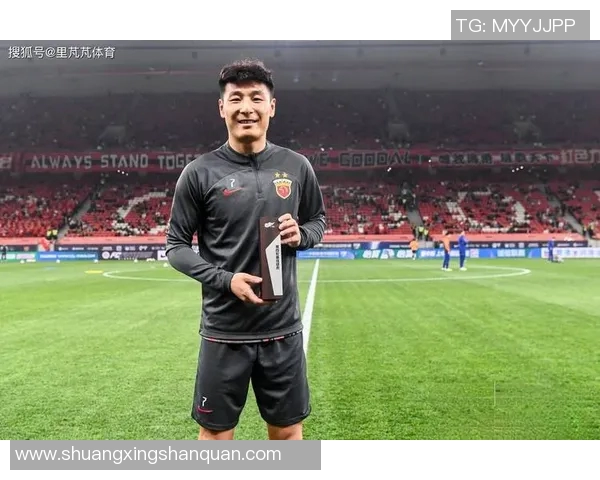 足球明星武磊现身机场引发粉丝热潮众人争相合影留念