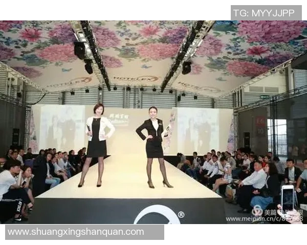 白发中分的足球明星女展现独特风格与实力引领新潮流